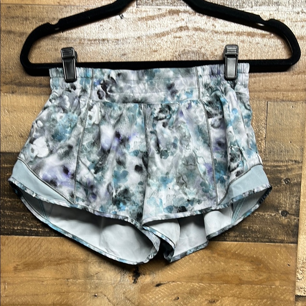 Lululemon Hotty Hot Low Rise Short 2.5" Kaleidofloral Multi / Blue Cast Womens 6
